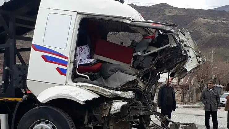 'Trenle, kamyon çarpıştı: 1 yaralı'