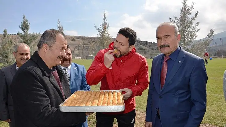 MHP'den Yeni Malatyaspor antrenmanına ziyaret