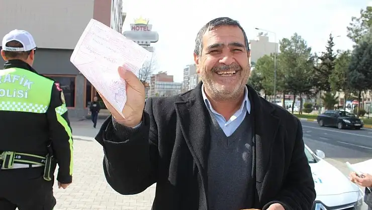 'Kırmızı ışıkta geçen sürücü trafik cezasına sevindi'