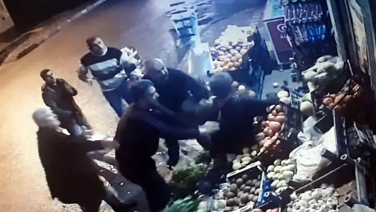 'Yerde hareketsiz yatan adamı öldüresiye dövdüler'