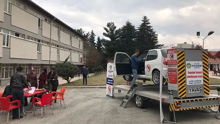 'Simülasyonlu emniyet kemeri eğitimi'