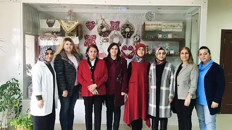 'Vali eşi el emeği göz nuru eserleri inceledi'