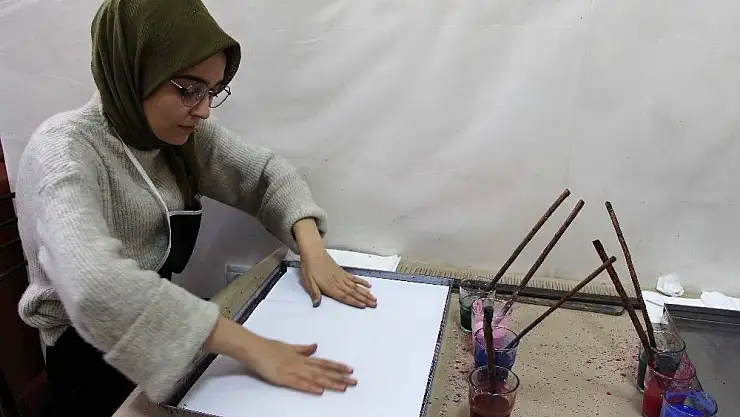 'Öğrenciler, Ebru sanatı ile stres atıyor'