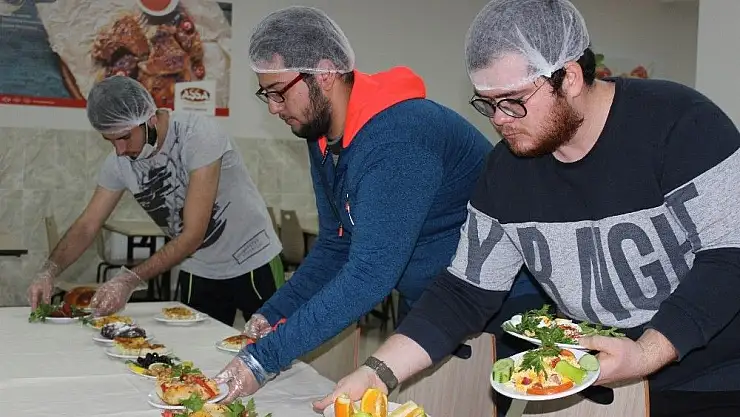 'Bu kez öğrenciler kadın aşçılar için mutfağa girdi'
