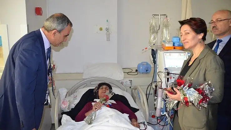 'Sağlıkçı kadınlara ve hastalara karanfil'