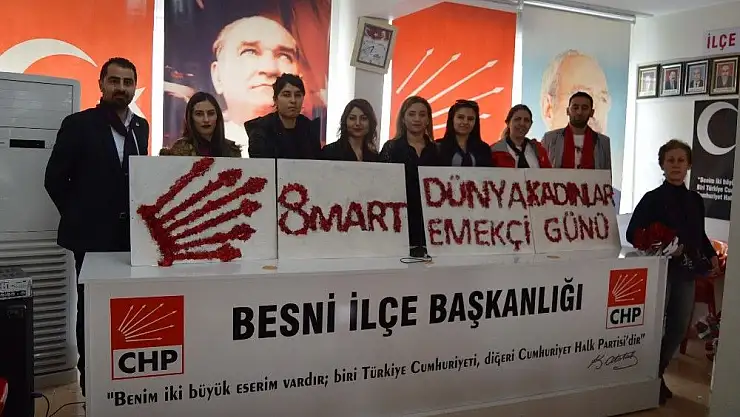 'Kadınlar Gününde kadınlara karanfil ve fular dağıtıldı'