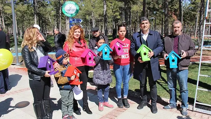 'Kuş evlerini engelliler yaptı, çocuklar astı'