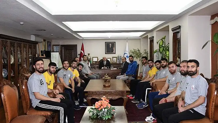 'Hentbol takımı Rektör Gönüllü ile bir araya geldi'