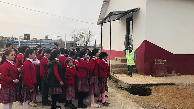 'Öğrencilere trafik dedektifi oluyor'