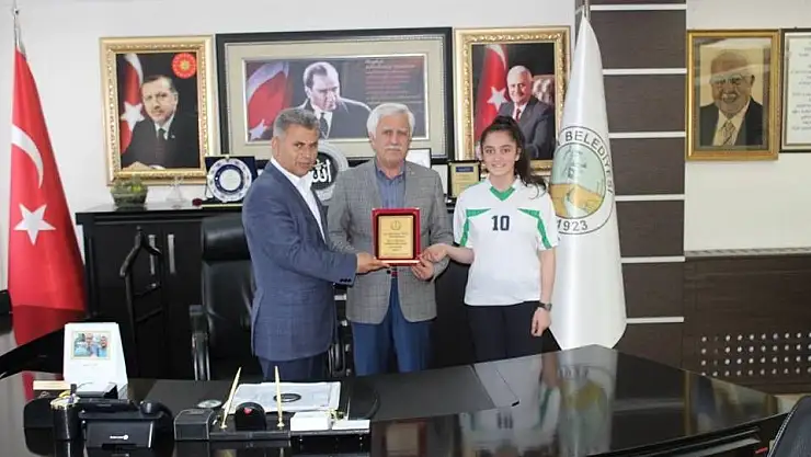 'Sporculardan Başkan Toprak´a plaket'