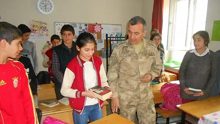 'Jandarma Komutanı Atasoy öğrencileri sevindirdi'
