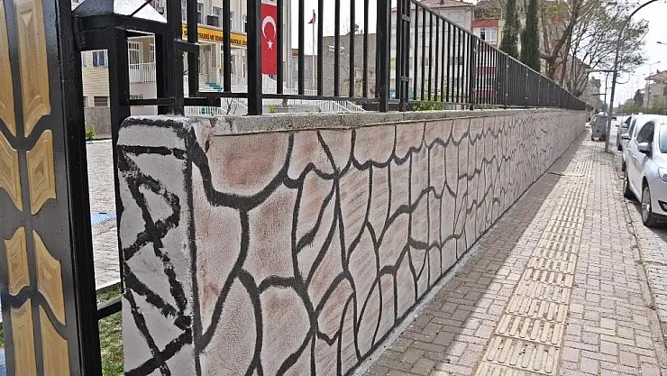 'Okul bahçe duvarı belediye ekiplerince boyandı'