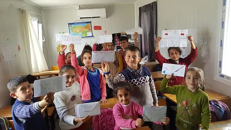 'Öğrenciler süsledikleri mektupları Mehmetçiğe gönderdi'