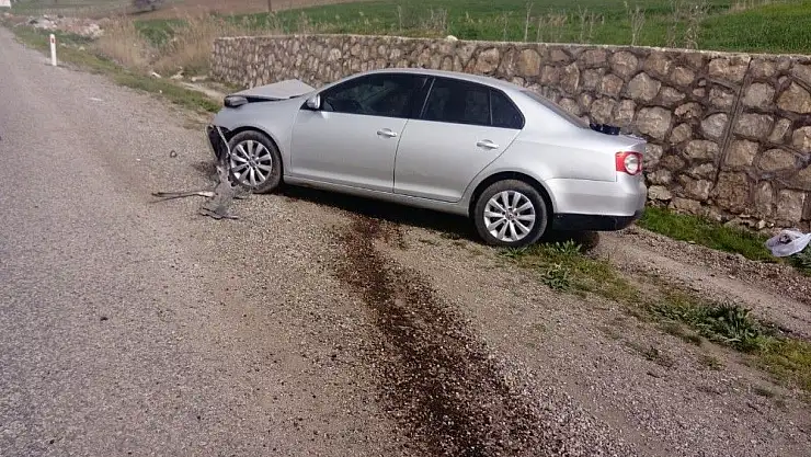 'Otomobil istinat duvarına çarptı: 2 Yaralı'