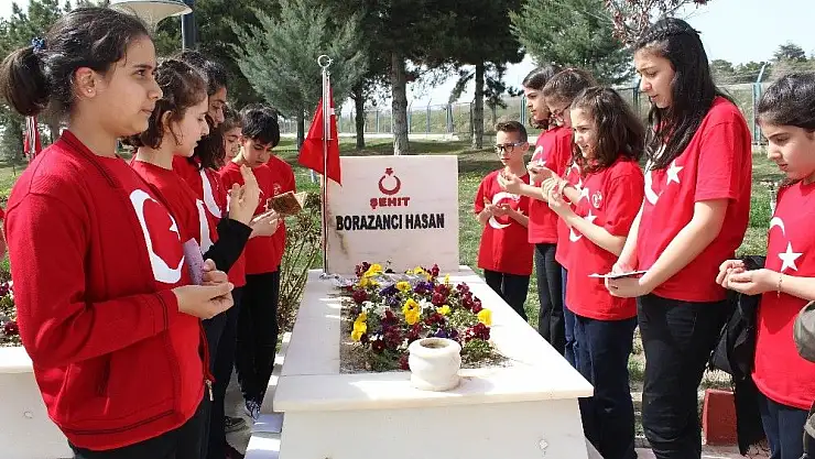 'Öğrenciler, önce şehitliği sonra şehit eşini ziyaret etti'