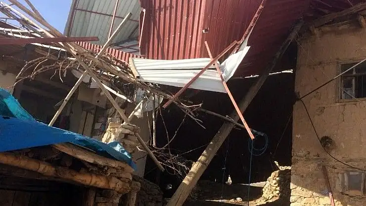 'Kahramanmaraş´ta şiddetli rüzgar çatıları uçurdu'