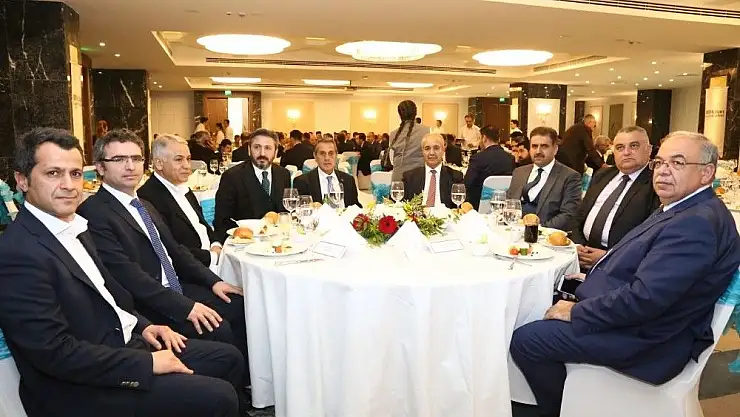 'Protokol üyeleri otelin açılış yemeğine katıldı'