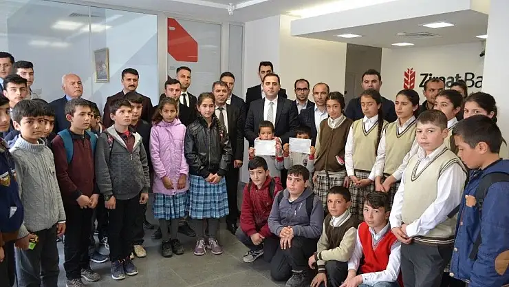 'Simit paralarını Mehmetçiğe gönderdiler'