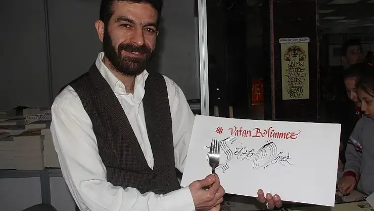 'Büyüleyen yazıları çatalla yazıyor'