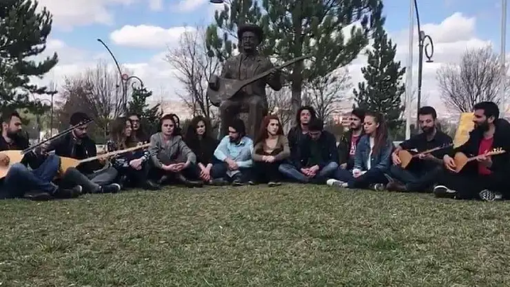 'Öğrenciler Aşık Veysel´i türküsüyle andı'