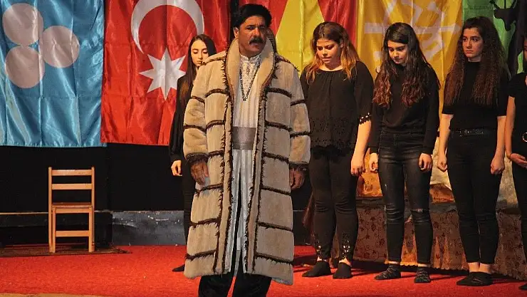 'Öğrencilerin rol aldığı Kızıl Elma tiyatrosu sahnelendi'