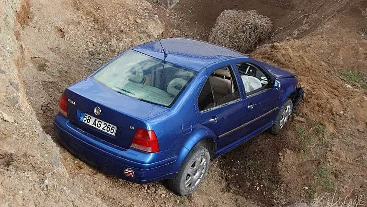 'Otomobil Yüksek Hızlı Tren inşaatına uçtu: 3 yaralı'