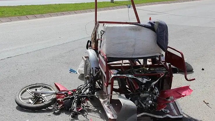 'Otomobilin çarptığı motosiklet sürücüsü öldü'