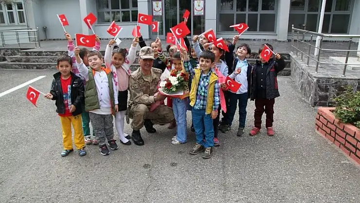 'Öğrencilerden komutana ziyaret'