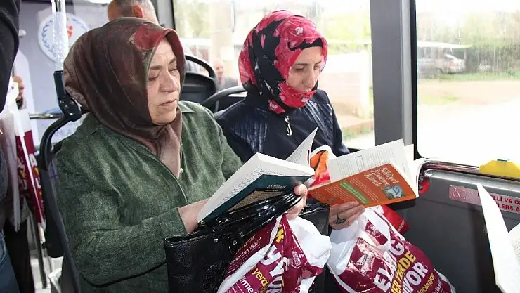 'Öğrenciler dağıttı, yolcular kitap okudu'