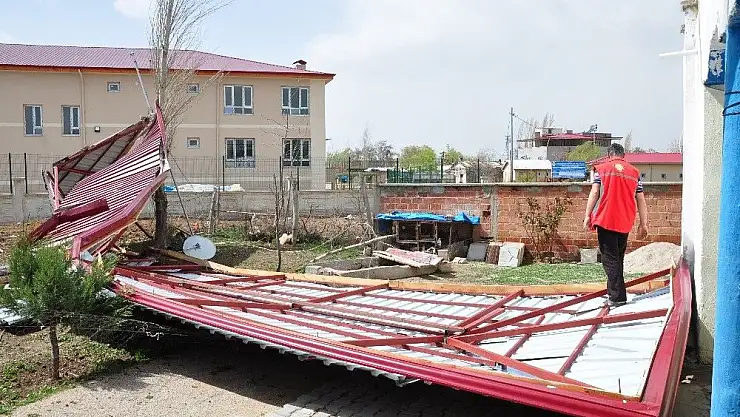 'Okulun kopan çatısı evin bahçesine düştü'