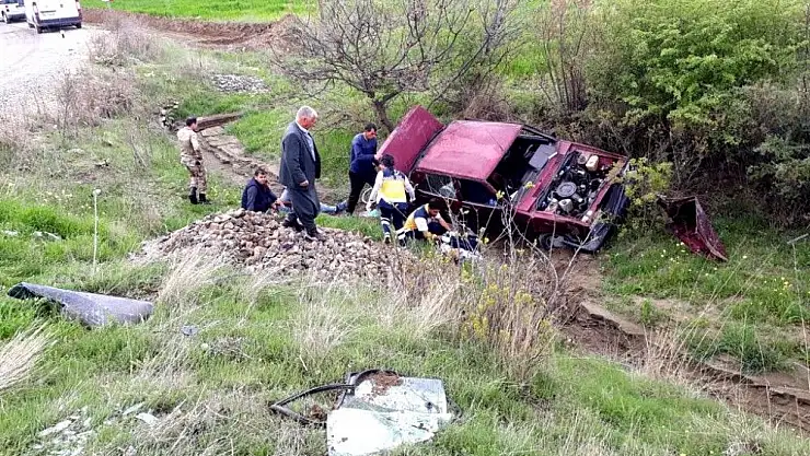 'Otomobil şarampole yuvarlandı: 3 Yaralı'