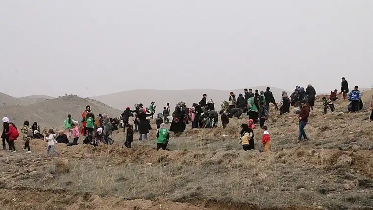 'Yetim çocuklar,  babaları adına fidan dikti'