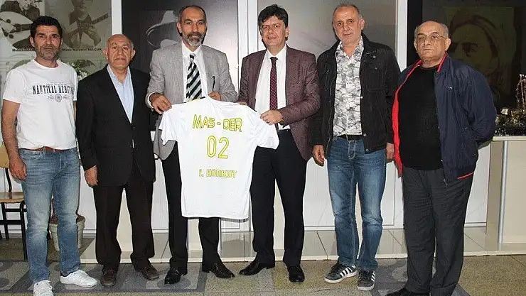 'Müdür Korkut´a forma hediye edildi'