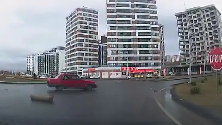 'Binek araçtan yola kütük düştü'