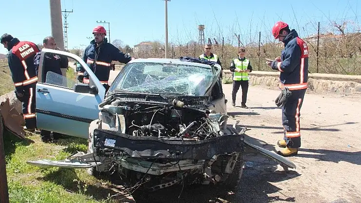 'Direğe çarpan otomobilin kapısı fırladı: 2 yaralı'