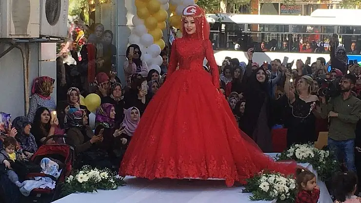 'Mankenler sokak defilesi yaptı'