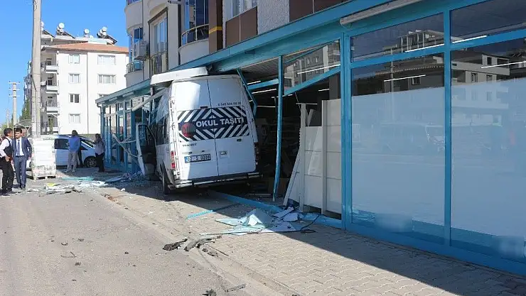 'Öğrenci servisi markete daldı: 3 yaralı'