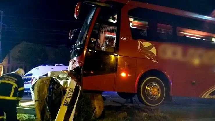 'Otobüs ile otomobil çarpıştı'