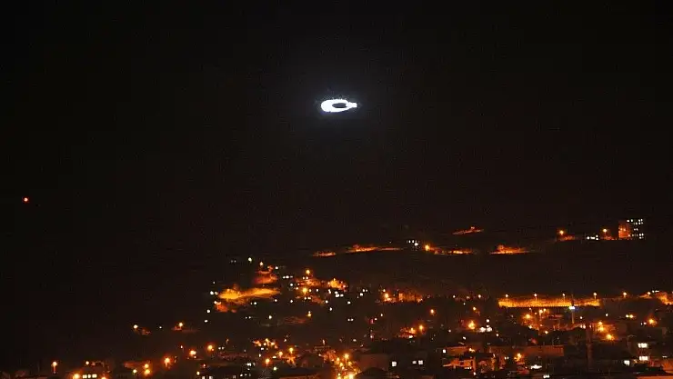 'Ay yıldız ışıklandırıldı'