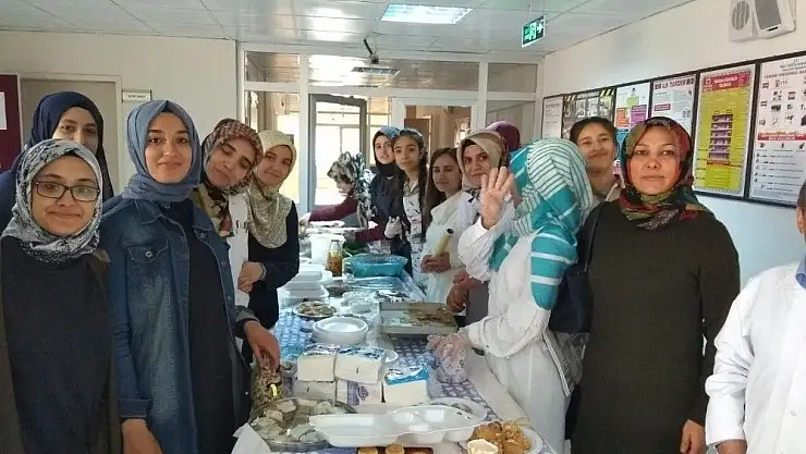 'İmam Hatip öğrencilerin düzenlediği kermese yoğun ilgi'