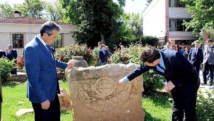 'Vali Kalkancı Roma Dönemine ait lahit mezarı inceledi'