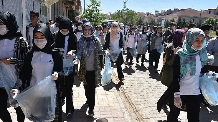 'Kahta Fen Lisesi çevre temizliğine dikkat çekti'
