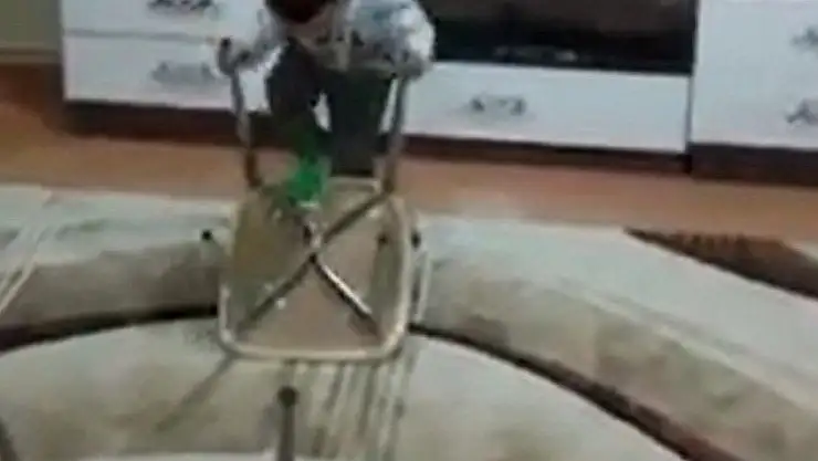 'Çocuğu için evde sandalyeden Survivor parkuru kurdu'