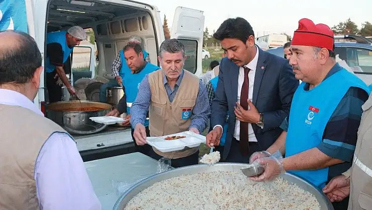 'Depremzedelere sıcak yemek ikramı'