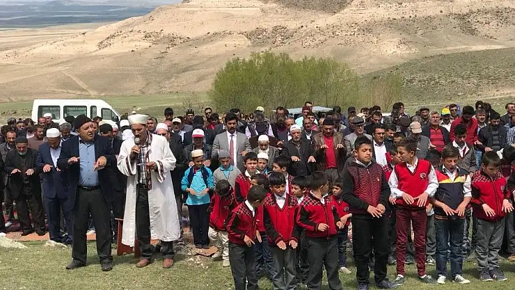 'Çiftçiler yağmur duasına çıktı'