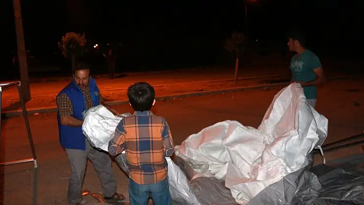 'Deprem korkusu yüzünden evinin önüne çadır kurdu'