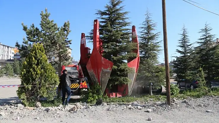 'Sivas Belediyesi ağaçları naklediyor'