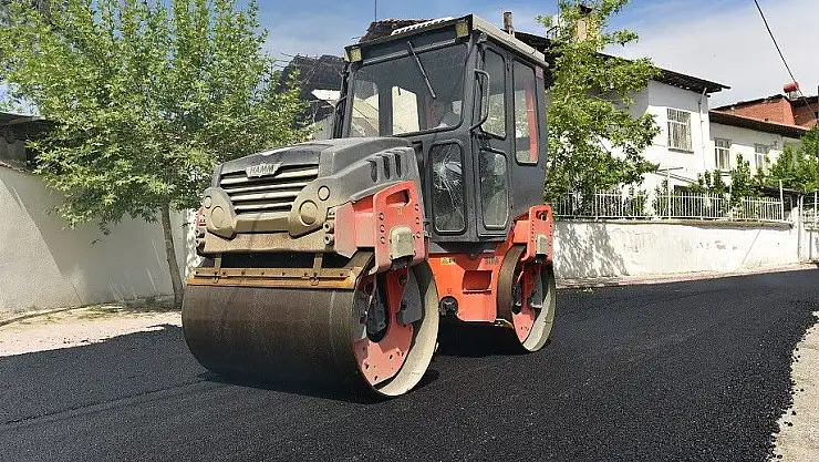 'Alacakapı Mahallesine sıcak asfalt döküldü'