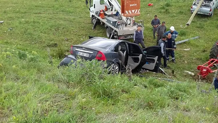 'Otomobil şarampole yuvarlandı: 2 Yaralı'