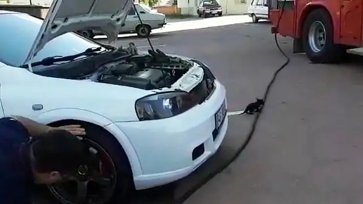 'Otomobilin motoruna giren kediyi itfaiye kurtardı'
